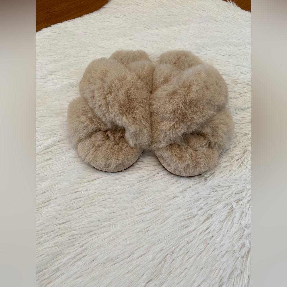New Express Slippers Size 5-6 (Small) Faux Fur Criss Cross Design Light Pink - Picture 2 of 6
